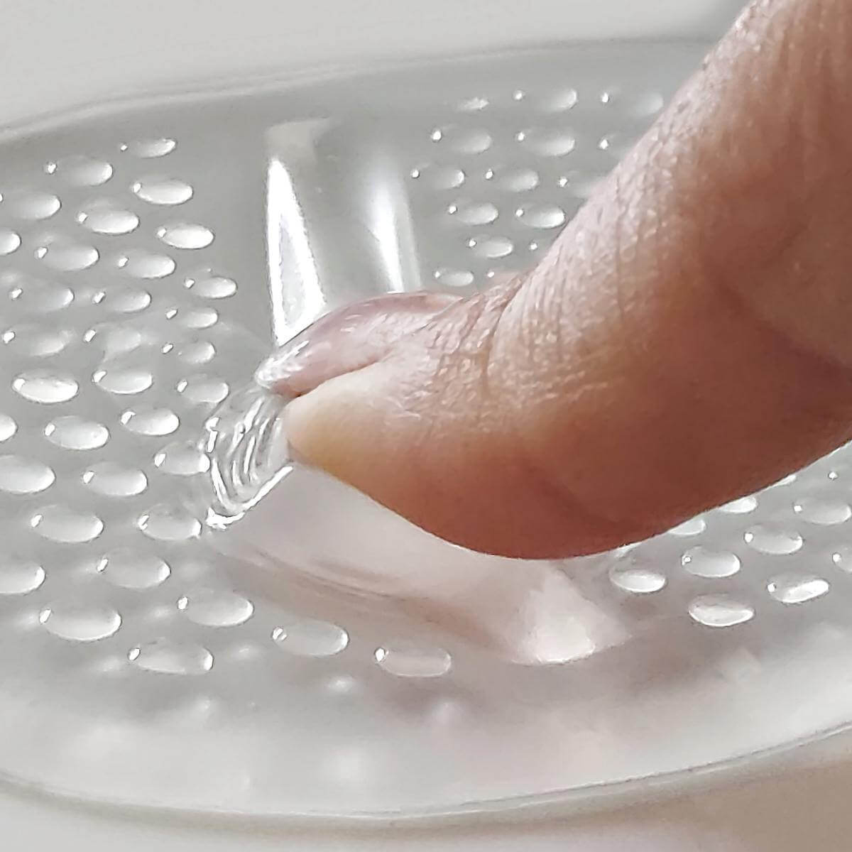 Forfodsindlæg i soft gel til en øm trædepude og nedsunken forfod, 2 stk. Få smertelindring med lille indlægssål i støddæmpende blød gel, der aflaster fodballen under forfoden ved stød og pres fra sko og hårdt underlag.